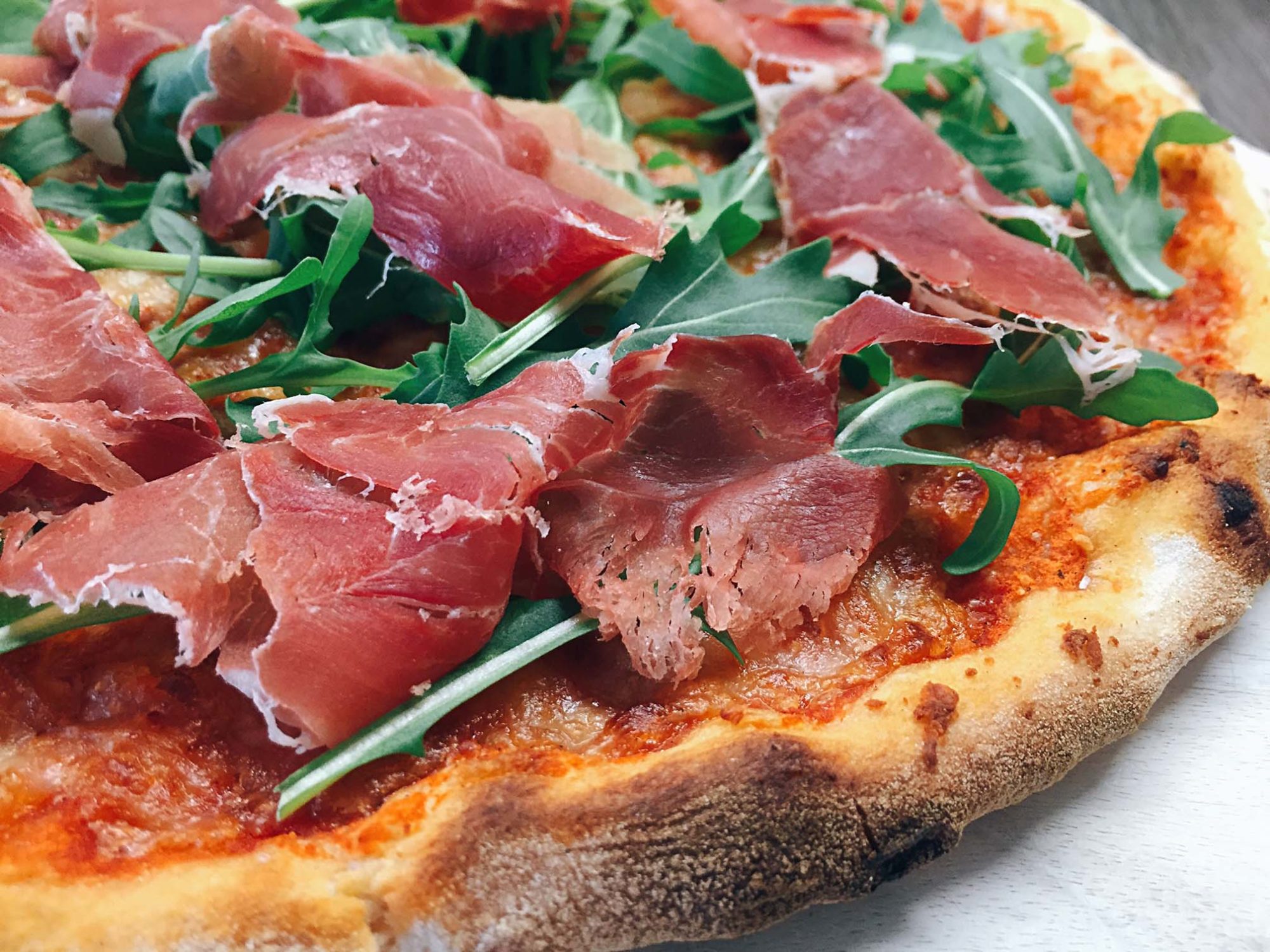 Pizza Parma mit Rucola und Parmaschinken | Rezept