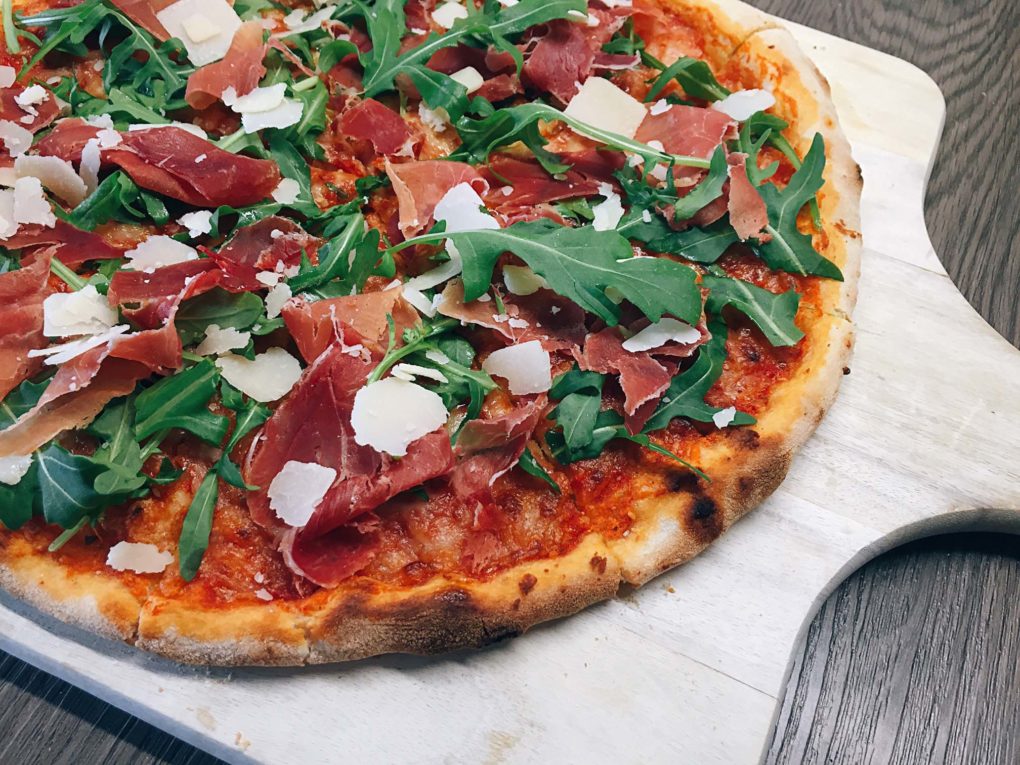 Pizza Parma mit Rucola und Parmaschinken