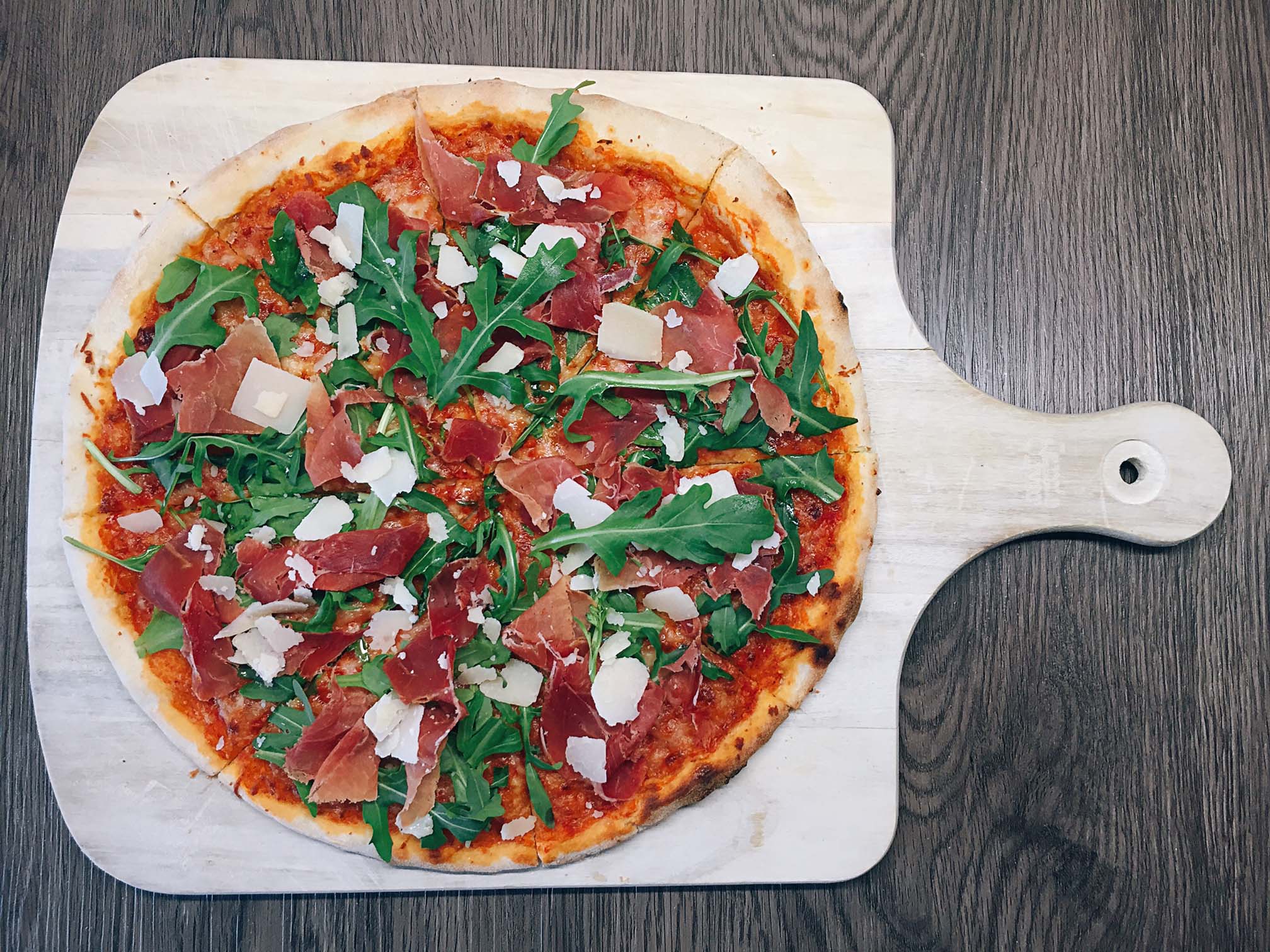 Pizza Parma mit Rucola und Parmaschinken | Rezept