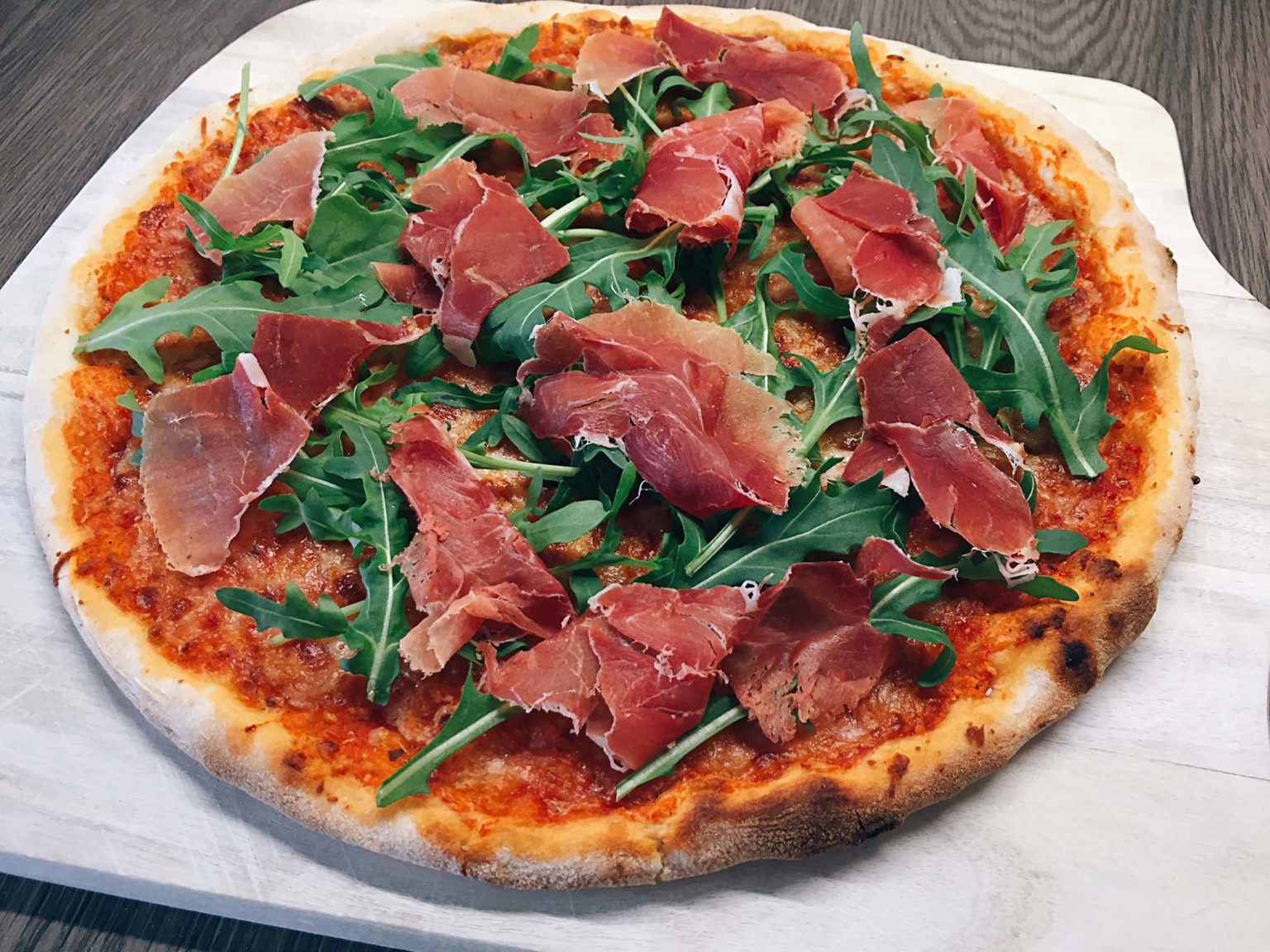 Pizza Parma mit Rucola und Parmaschinken | Rezept