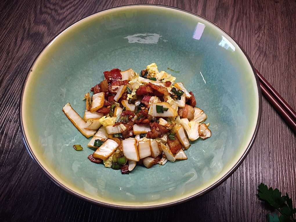 Chinakohl mit Speck und Lauchzwiebeln