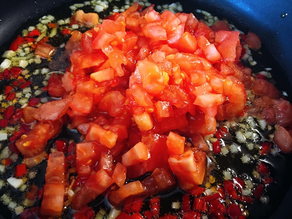 Penne all'Arrabbiata mit Knoblauch Chili und Tomaten