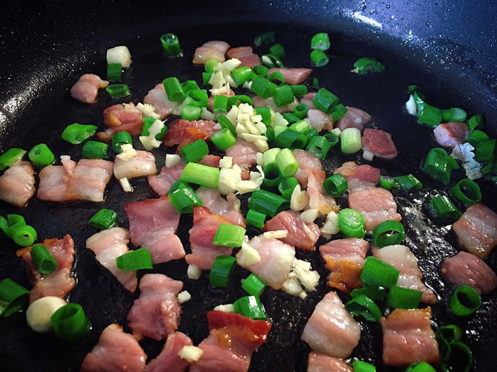 Speck mit Lauchzwiebeln und Knoblauch