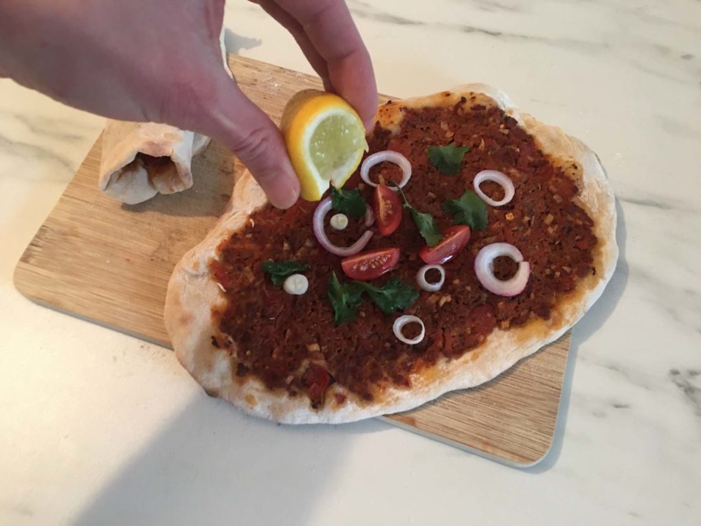 Lahmacun mit Zitrone beträufeln